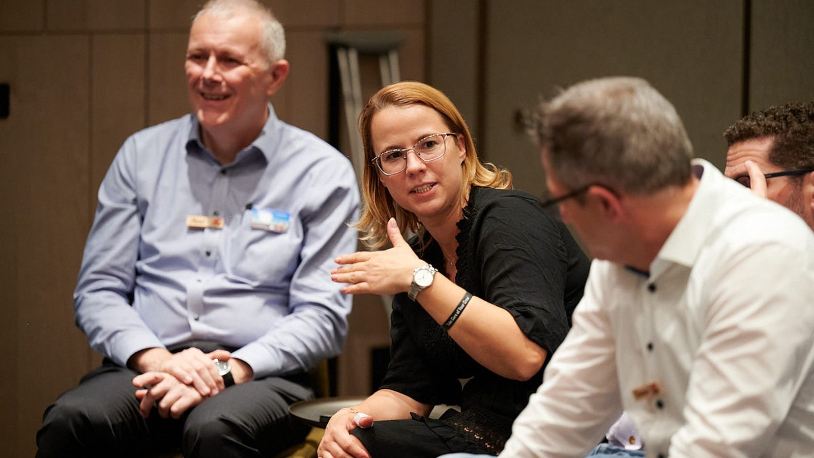 Barbara Zelenay in discussion with colleagues during a leadership workshop, illustrating constructive feedback, disagreement and trust at work